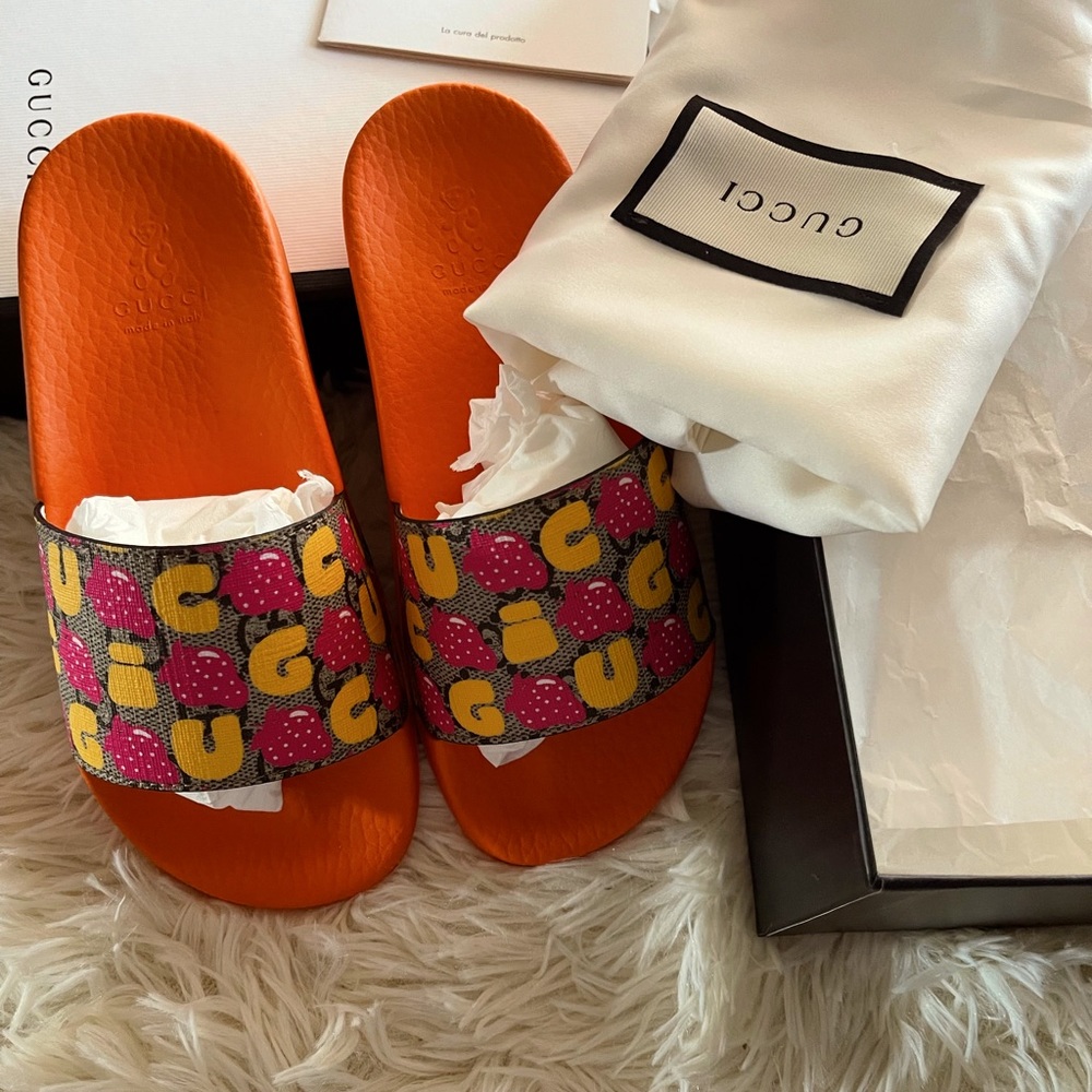 GG supreme sandals